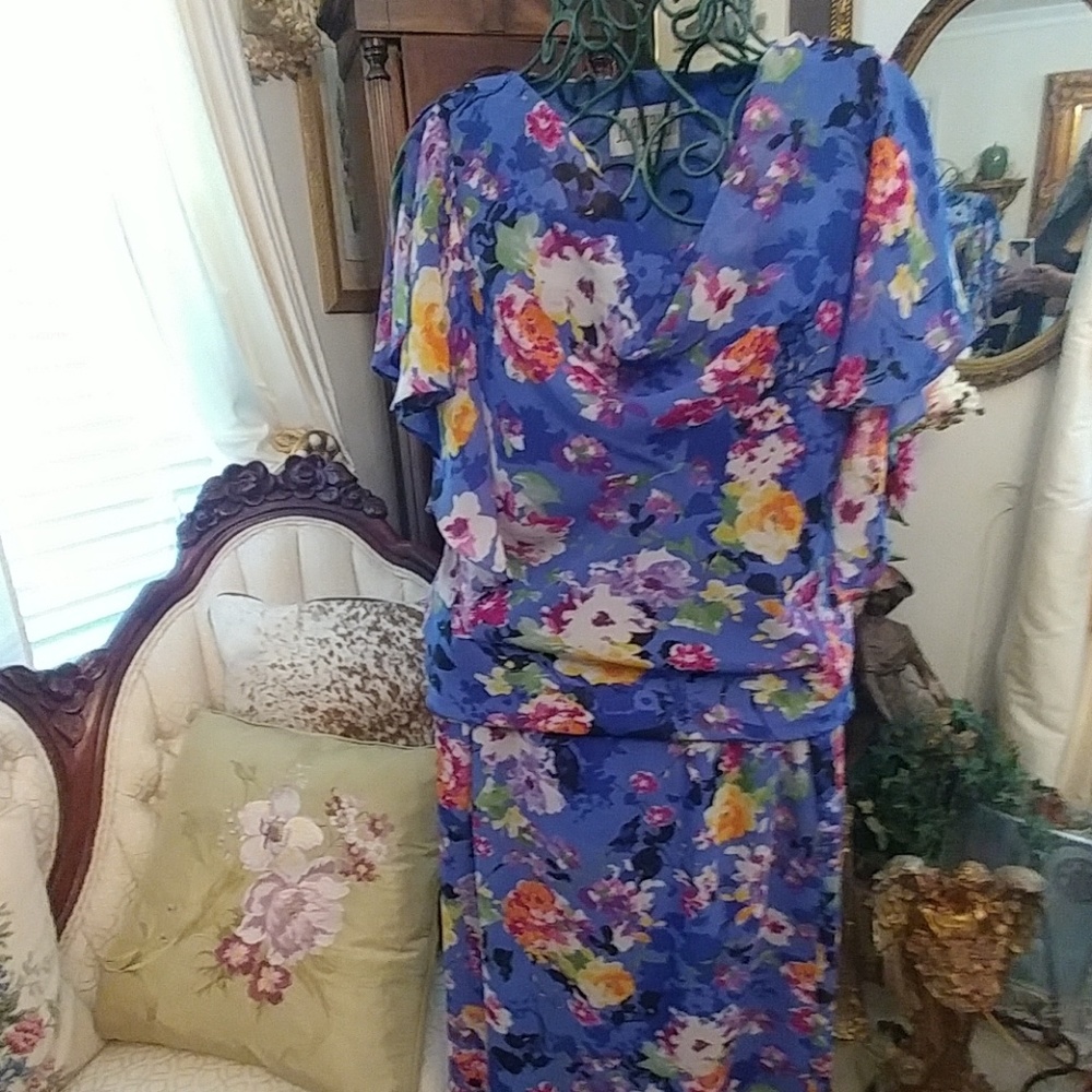 BEAUTIFUL Ladies 2pc suit